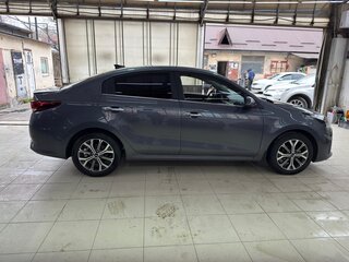 2021 Kia Rio IV Рестайлинг, серый, 1650000 рублей, вид 3