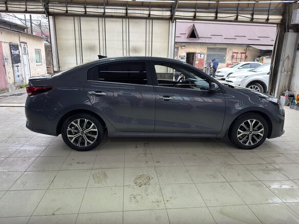 2021 Kia Rio IV Рестайлинг, серый, 1650000 рублей - вид 2