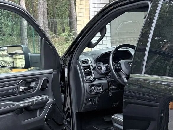 2022 Ram 1500 Quad Cab V, чёрный, 7000000 рублей - вид 1