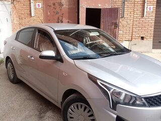 2021 Kia Rio IV Рестайлинг, серебристый, 1650000 рублей, вид 1