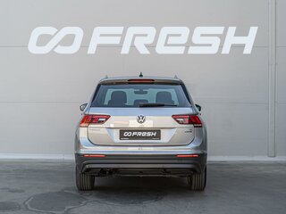 2017 Volkswagen Tiguan II, серебристый, 2000000 рублей, вид 4