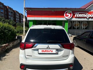 2015 Mitsubishi Outlander III Рестайлинг 2, белый, 1550000 рублей, вид 2