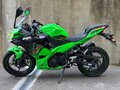 2025 Kawasaki Ninja 400, зелёный - вид 1