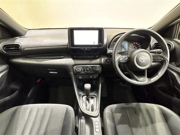 2025 Toyota Yaris IV Рестайлинг, белый, 1485678 рублей - вид 13