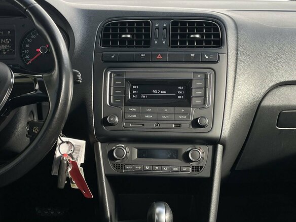 2017 Volkswagen Polo V Рестайлинг, бежевый, 1140000 рублей - вид 16