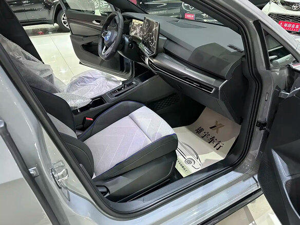 2025 Volkswagen Golf VIII Рестайлинг, серый, 2166000 рублей - вид 5