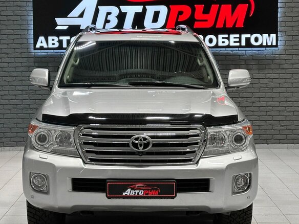 2014 Toyota Land Cruiser 200 Series Рестайлинг 1, серебристый, 3930000 рублей - вид 2