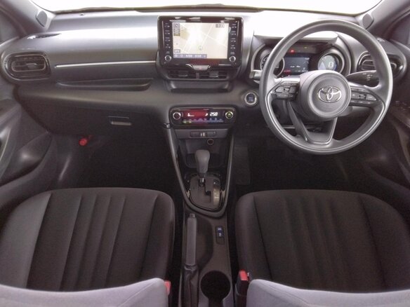 2023 Toyota Yaris IV, белый, 1060000 рублей - вид 12