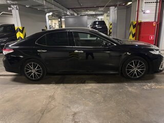 2021 Toyota Camry VIII (XV70) Рестайлинг, чёрный, 3900000 рублей, вид 4