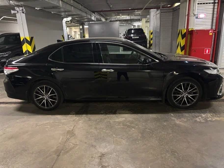 2021 Toyota Camry VIII (XV70) Рестайлинг, чёрный, 3950000 рублей, вид 4