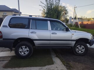2005 Toyota Land Cruiser 105 100 Series Рестайлинг 2, серебристый, 1500000 рублей, вид 3