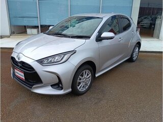 2023 Toyota Yaris IV, серебристый, 1085000 рублей, вид 1