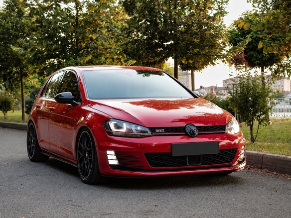 2013 Volkswagen Golf GTI VII, красный, 2350000 рублей