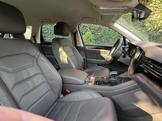 2018 Volkswagen Touareg III, бежевый, 6500000 рублей, вид 3