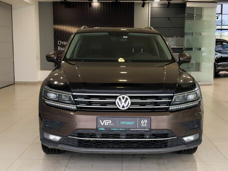 2018 Volkswagen Tiguan II, коричневый, 2067000 рублей, вид 2