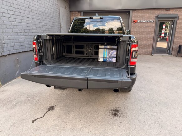 2023 Ram 1500 Quad Cab V, чёрный - вид 4