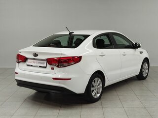 2017 Kia Rio III Рестайлинг, белый, 1280000 рублей, вид 5