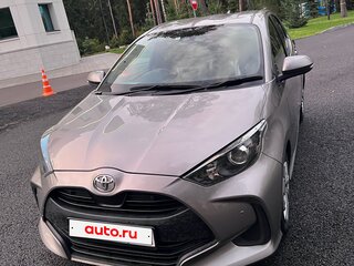 2020 Toyota Yaris IV, коричневый, 1100000 рублей, вид 3