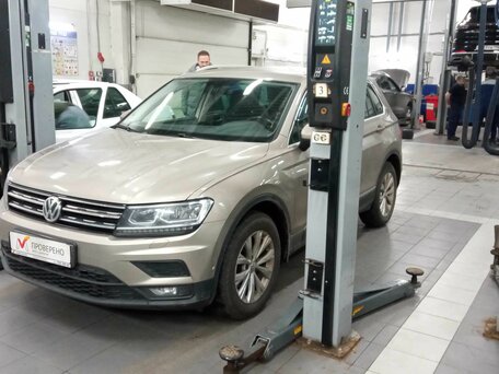 2017 Volkswagen Tiguan II, бежевый, 2058970 рублей, вид 1