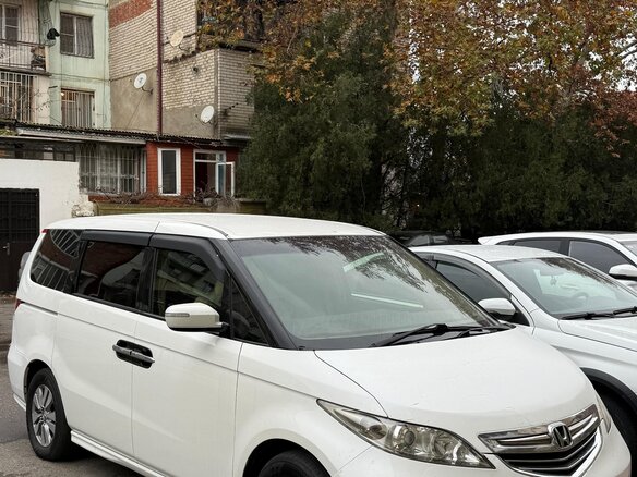 2005 Honda Elysion I, белый, 1050000 рублей - вид 2
