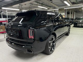 2026 Rolls-Royce Cullinan Black Badge I Рестайлинг (Series II), чёрный, 69500000 рублей, вид 3