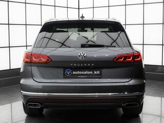 2021 Volkswagen Touareg III, серый, 5799000 рублей, вид 3