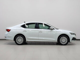 2021 Skoda Octavia IV (A8), белый, 2299000 рублей, вид 4
