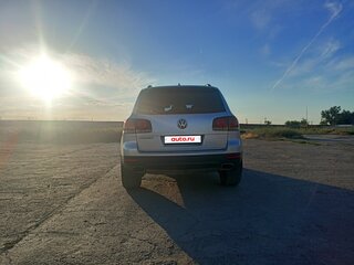 2009 Volkswagen Touareg I Рестайлинг, серебристый, 980000 рублей, вид 3