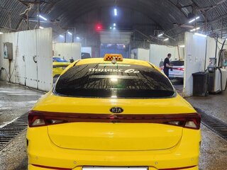 2021 Kia K5 III, жёлтый, 1400000 рублей, вид 3