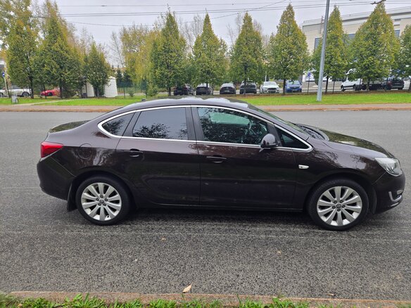 2014 Opel Astra J Рестайлинг, коричневый, 780000 рублей - вид 1