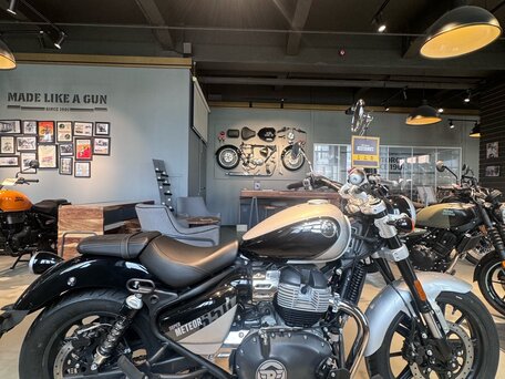 2026 Royal Enfield Super Meteor, серебристый, 773000 рублей, вид 3