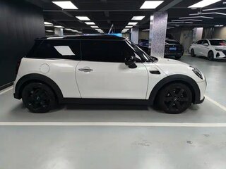 2023 Mini Hatch Cooper III (F55/F56) Рестайлинг 2, белый, 2098000 рублей, вид 4