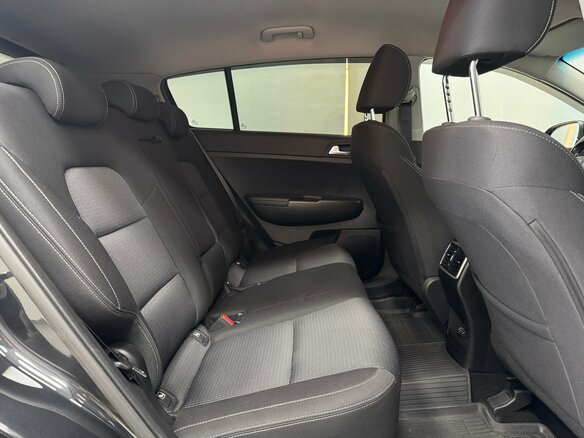 2020 Kia Sportage IV Рестайлинг, чёрный, 2390000 рублей - вид 3