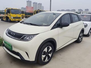 2026 BYD Dolphin 44.9 kWh I, золотистый, 1650213 рублей, вид 2