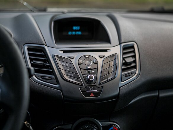 2015 Ford Fiesta Mk6 Рестайлинг, белый, 460000 рублей - вид 6