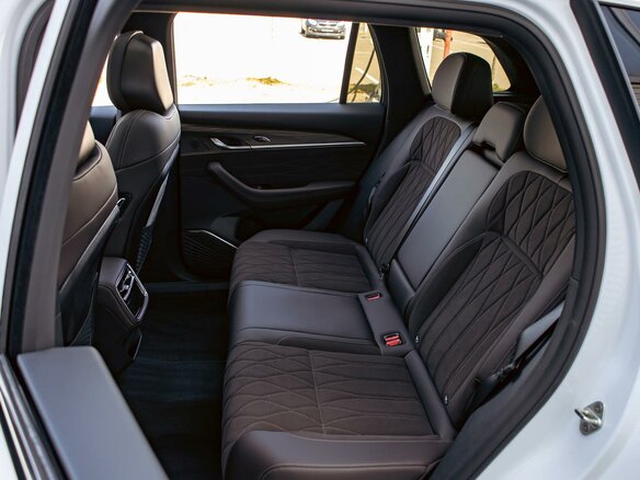 2025 Geely Monjaro I Рестайлинг, белый, 3055000 рублей - вид 19