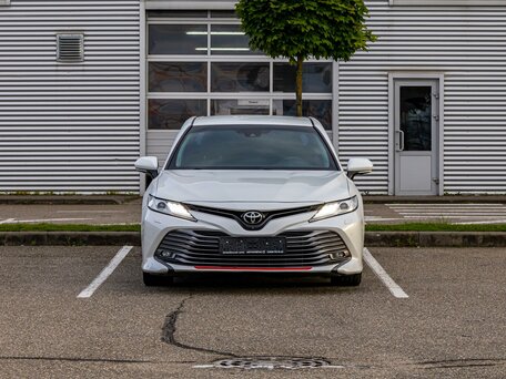 2018 Toyota Camry VIII (XV70), белый, 2355000 рублей, вид 2