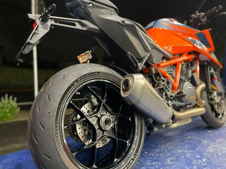 2021 KTM 1290 Super Duke R, оранжевый, 1277000 рублей, вид 4