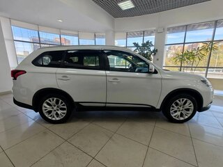2018 Mitsubishi Outlander III Рестайлинг 2, белый, 1799000 рублей, вид 4
