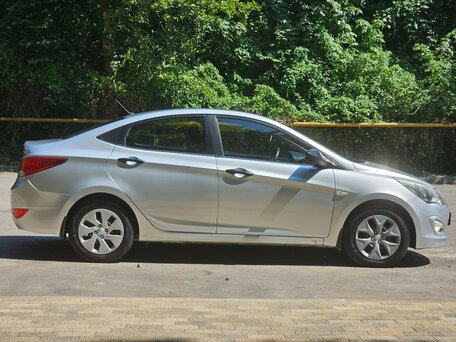 2015 Hyundai Solaris I Рестайлинг, серебристый, 545000 рублей, вид 4
