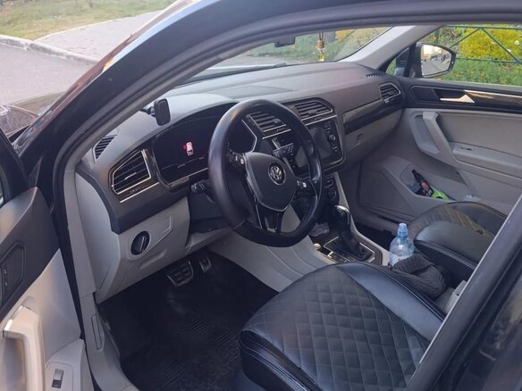 2020 Volkswagen Tiguan II, чёрный, 2820000 рублей - вид 4