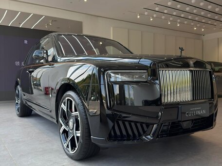 2026 Rolls-Royce Cullinan Black Badge I Рестайлинг (Series II), чёрный, 48000000 рублей, вид 3