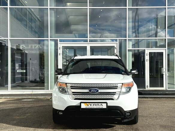 2015 Ford Explorer V Рестайлинг, белый, 1990000 рублей - вид 2