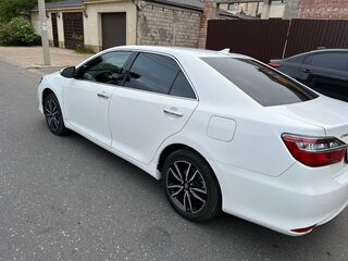 2018 Toyota Camry VII (XV50) Рестайлинг 2, белый, 2050000 рублей, вид 3