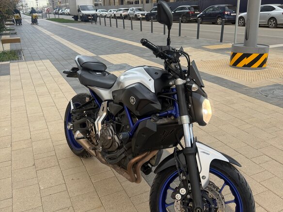 2015 Yamaha MT-07 (FZ-07), серебристый, 660000 рублей - вид 5