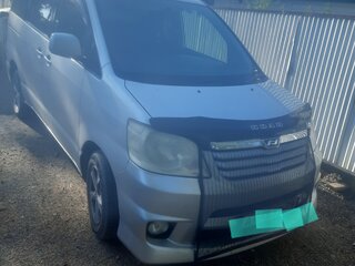 2003 Toyota Noah I (R60), серебристый, 950000 рублей, вид 1