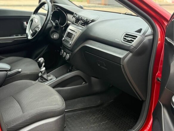 2016 Kia Rio III Рестайлинг, красный, 950000 рублей - вид 4