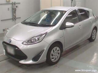 2017 Toyota Aqua I Рестайлинг, серебристый, 870000 рублей, вид 1