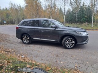 2020 Mitsubishi Outlander III Рестайлинг 3, серый, 2000000 рублей, вид 4