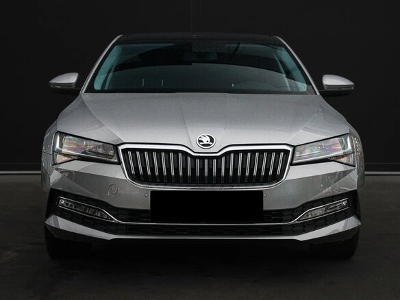 2023 Skoda Superb III Рестайлинг, серебристый, 2390000 рублей - вид 1